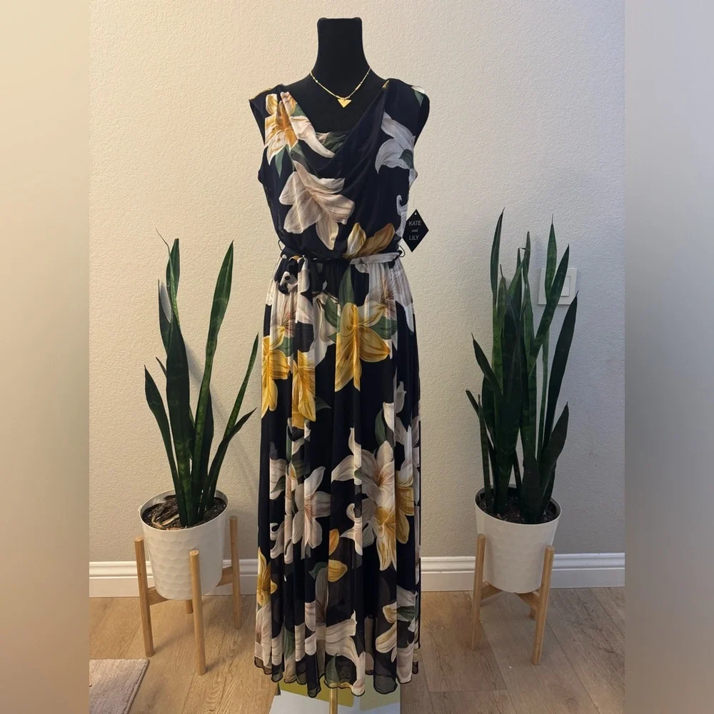 Scowl Neck Maxi‎ Dress | Kate and Lily - Picture 2 of 8